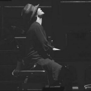 バーで「バレずに」ピアノを弾く人、菊池亮太。アーティストのサポートから始めて、東京交響楽団と自作の交響詩を初演したピアニスト
