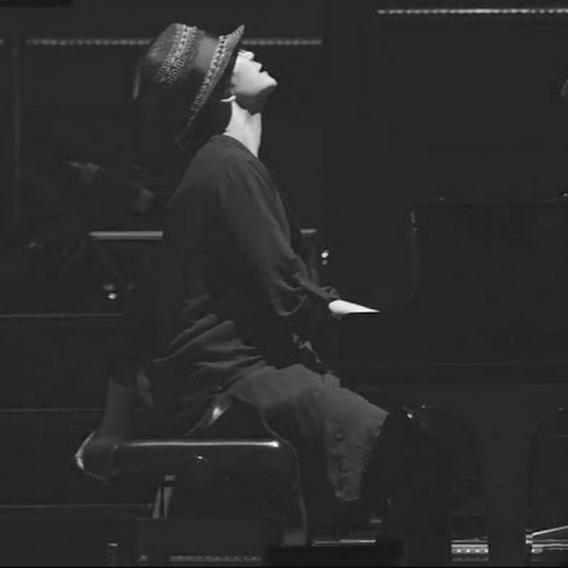 バーで「バレずに」ピアノを弾く人、菊池亮太。アーティストのサポートから始めて、東京交響楽団と自作の交響詩を初演したピアニスト