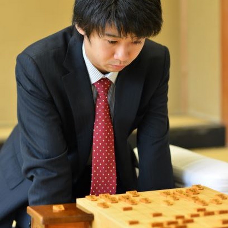 母は女流棋士、師匠は塚田泰明九段。プロ棋士・藤森哲也が「近所のお兄さん」のように将棋を教える将棋放浪記