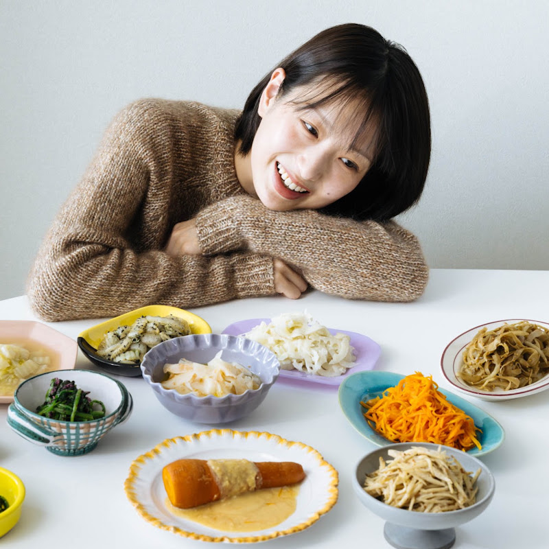 長谷川あかりの「酒蒸しハンバーグ」は、玉ねぎもパン粉もソースも使わない。料理家・管理栄養士のYouTubeは木曜の夕方に届く