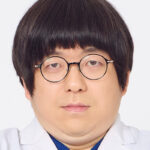 「本職はフリーランスのピン芸人」と話す医師、ニート医師・井たくま。短い動画で伸び、太田プロを離れるまで