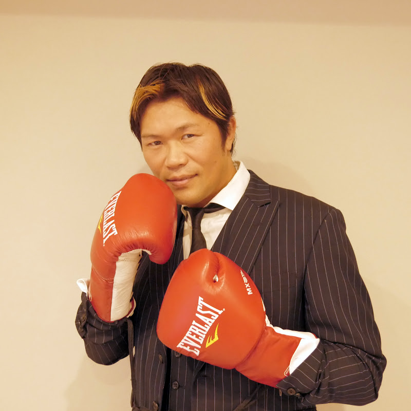 デビュー2戦目の魔裟斗に勝ち、K-1 MAX最初の日本決勝で敗れた「ミスター・ストイック」小比類巻貴之は、今は経営者をリングに上げている