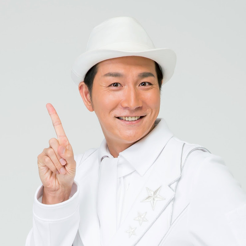 漫才師から「収納王子」へ。コジマジックがYouTubeで続ける、他人の家の“お宅拝見”
