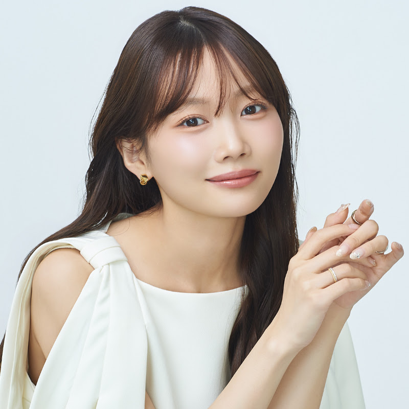 水越みさとは、比べる人。下地13種類の比較動画から、自分で立ち上げたヘアケアブランド「JoluXe」まで