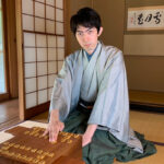 羽生善治九段も来てくれた。王座を取った棋士・中村太地さんが、小学生のころからの将棋仲間・鈴木肇さんと続けるYouTube