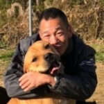 ポチパパ(北村紋義)が迎えるのは、一般の愛護団体が引き取れない犬。噛む柴犬や野犬のリハビリと「体罰ゼロ」のしつけ本