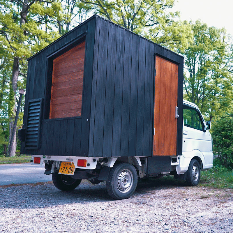 軽トラの荷台に自分で家を建て、車中泊の旅を撮る「旅する家の物語」。2026年2月には初のエッセイ本を出した