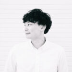 「ミニマリストの対岸にいる人」を名乗るトバログの鳥羽恒彰。人のデスクとカバンの中身を撮り、10周年には紙の本を作った