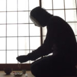 1月3日になると、おせちの動画が出る。『変な家』の雨穴（うけつ）が、白い仮面のままオモコロの工作記事から展覧会まで来た道