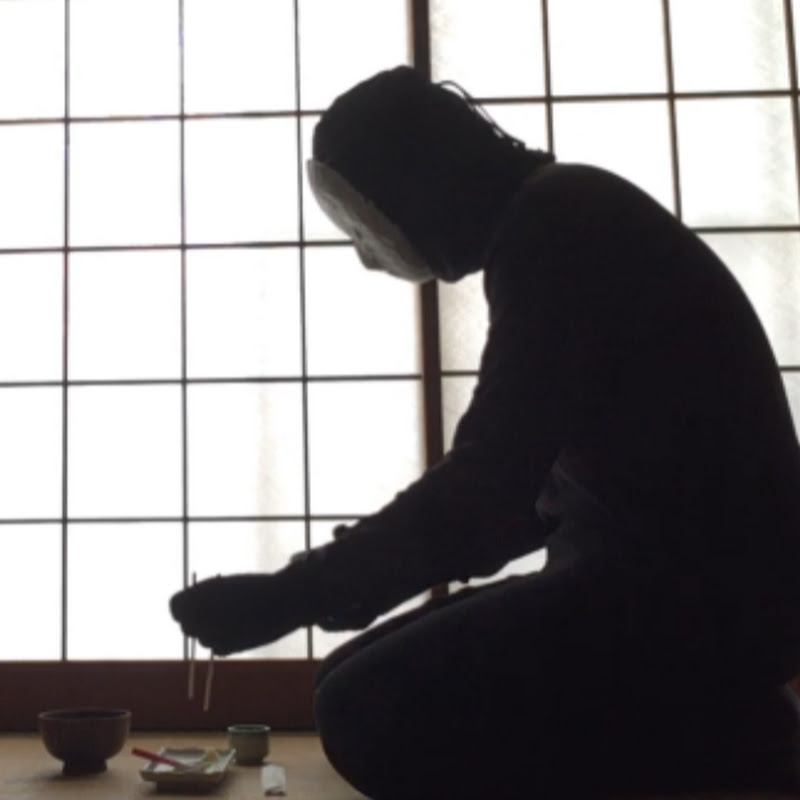 1月3日になると、おせちの動画が出る。『変な家』の雨穴（うけつ）が、白い仮面のままオモコロの工作記事から展覧会まで来た道