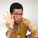 「壮大な自己満足かもしれない」ピコ太郎がPPAP10周年に出し切った80.8曲と、プロデューサー古坂大魔王という“設定”